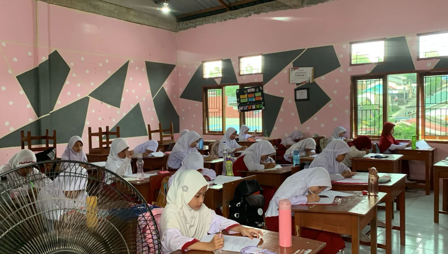 Praktik sholat berjamaah dan pembiasaan adab di masjid.
